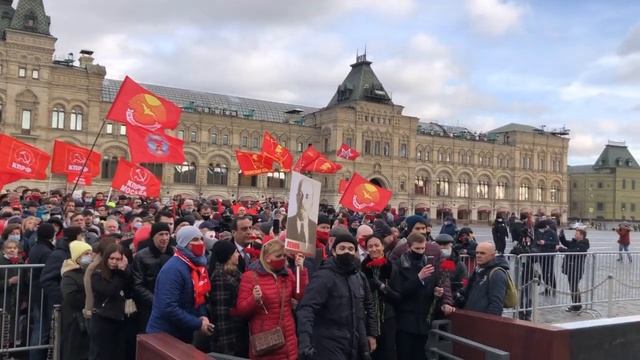 Тысячи москвичей пришли 7 ноября 2021 в мавзолей В.И.Ленина. смотреть онлайн