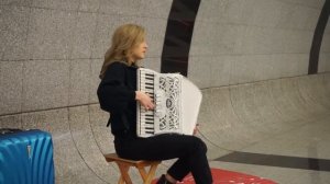 Ирина Барышева. Музыка в метро. Аккордеон. Аккордеонистка.