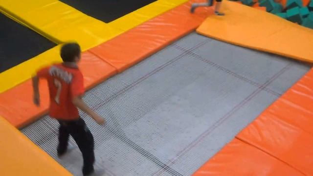 САЛЬТО В БАТУТ ЦЕНТРЕ смотреть онлайн