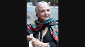 Как одеваться женщине после 60 лет? Модные яркие образы!