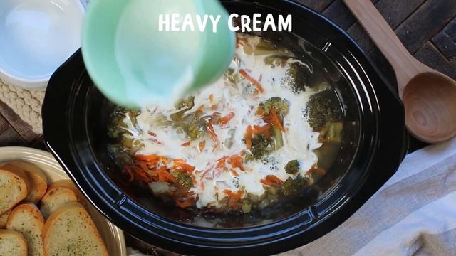 Slow Cooker Broccoli Cheese Soup {Better than Panera!} смотреть онлайн