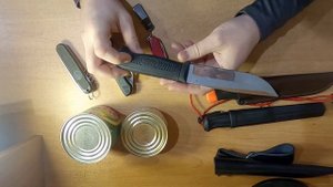 Не делай так! Почему не стоит открывать консервы ножом