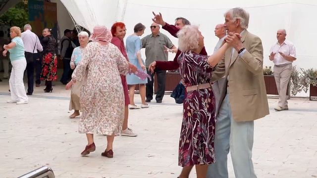 Девушки за 30 отжигают на танцполе ,молодые завидуют и стоят в сторонке нервно курят смотреть онлайн