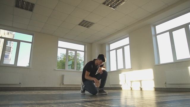 75. Basic moves of break dance | Видео-уроки брейк-данса от школы танца "СВОИ ЛЮДИ" смотреть онлайн