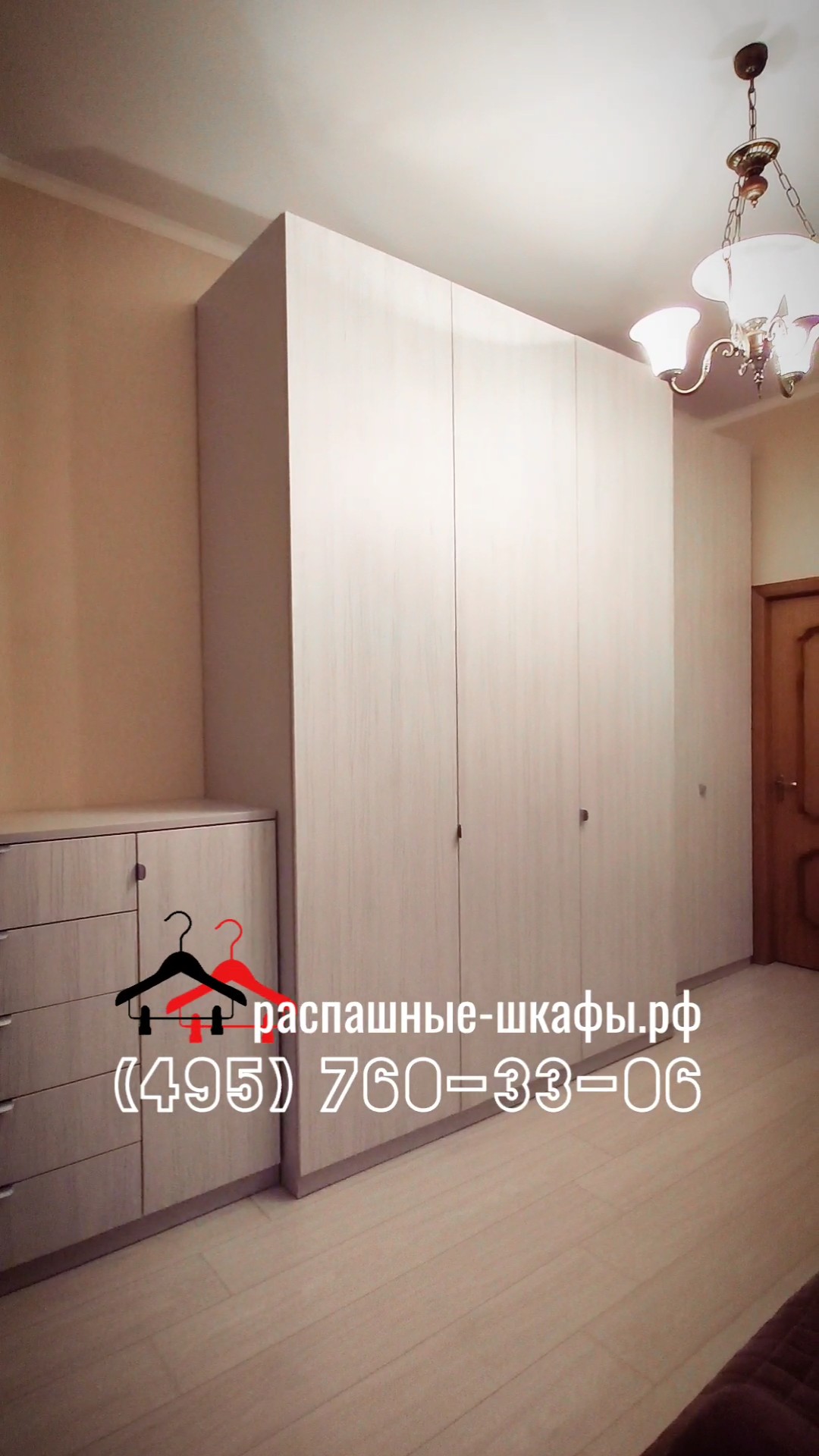 Корпусная мебель из ламинированного ДСП Эггер, цвета в изделии - "древесина белая" и "светло-серый".