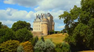 Замки Луары. Замок в Бриссак.Châteaux de la Loire. Château de Brissac.Французский язык от Eugène Se