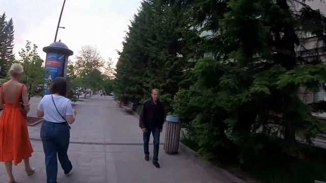 Mike Bike ловит городской вайб. Красноярск, июнь, 2023, 4К. смотреть онлайн