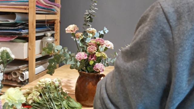 瓶插花：古典復古懷舊風格/雅緻康乃馨茶色洋桔梗【大叔說花】 смотреть онлайн