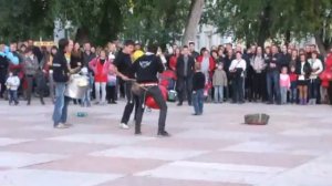 Уличные барабанщики развлекают прохожих