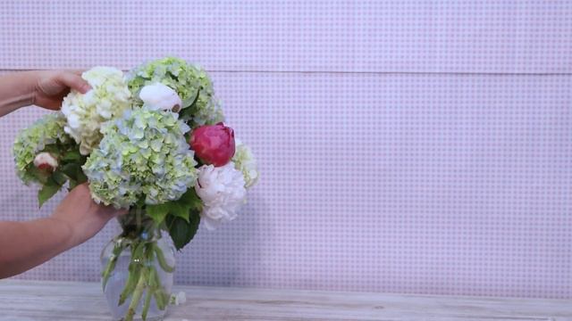 Hydrangea and Peony Flower Arrangement смотреть онлайн