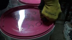 Как колеруются вёдра с краской и декоративной штукатуркой Ceresit