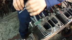 Т-40. Ремонт головки ЧАСТЬ 2 : обработка направляющих втулок регулируемой разверткой