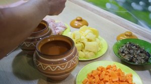 Курица с картошкой и грибами в горшочках, запеченная в духовке. ( chicken and potatoes)