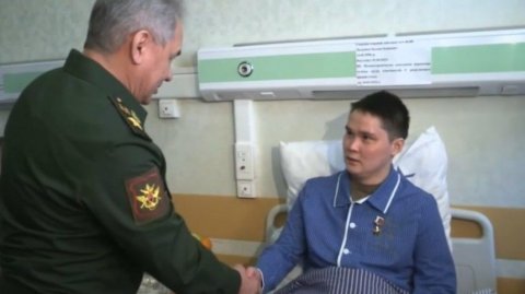 Два часа отбивавший атаки ВСУ Герой России Цыдыпов готов вернуться в строй .mp4