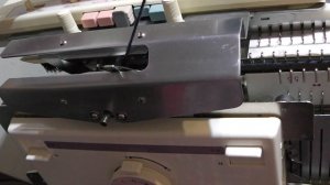 Универсальная шапка резинкой связана на машине