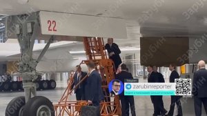 Путин - по лестнице - поднялся на борт стратегического ракетоносца ТУ160м