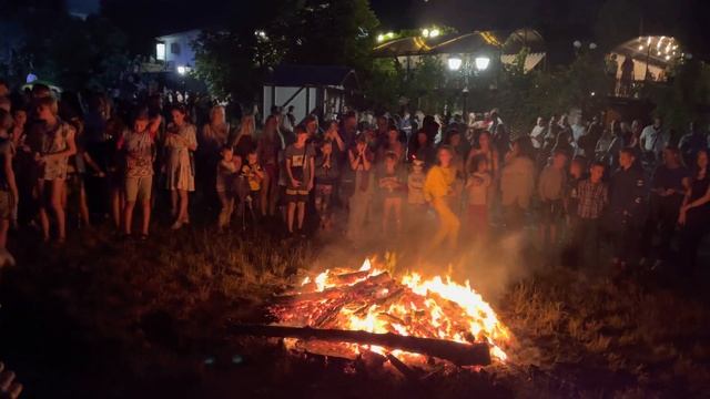 Ивана Купала - вода, огонь и травы. Прыгали через костёр . Обухов. смотреть онлайн