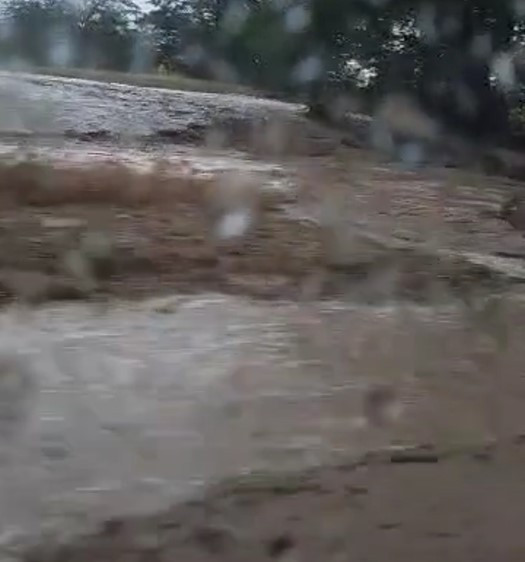 Потоки воды и ил перекрывают дороги на Ставрополье