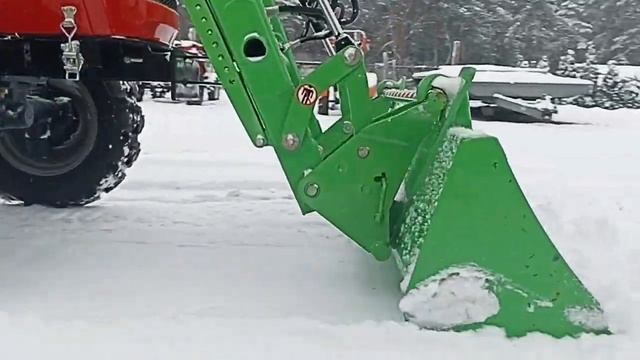 ❄Чистим дорогу от снега трактором SF-244C смотреть онлайн
