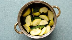 Малосольные огурцы с яблоками
