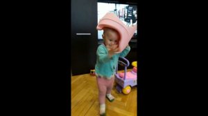 Танцы. Прикольная малышка.