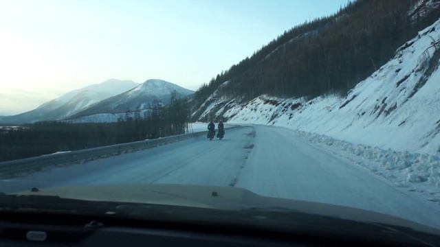 Велосипедисты на трассе Хандыга - Усть-Нера смотреть онлайн