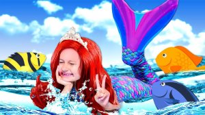 Как стать русалкой? Видео для девочек. Волшебное зелье превращает в РУСАЛКУ! Куклы русалочки