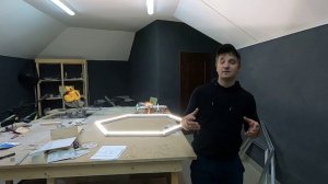 Вариант натяжного потолка с световыми линиями в детскую