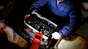 66 Срываю болты крышек шатунов  Джили МК  копия  двгателя TOYOT A4 FE