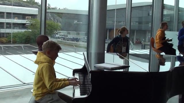Новая бесплатная услуга в аэропорту Бергена: рояль к вашим услугам смотреть онлайн
