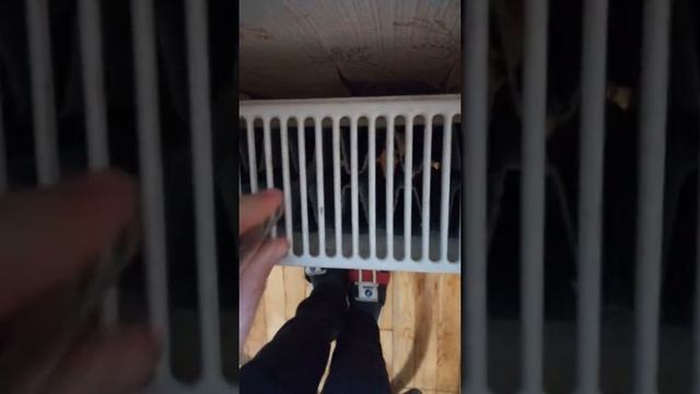 Как почистить батарею от пыли под решеткой смотреть онлайн