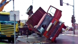 2 крана ставят на ноги упавший контейнеровоз