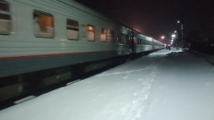 Длинный поезд в январские каникулы. ТЭП70-0188 с пассажирским поездом Устье-Аха - Екатеринбург