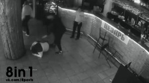 Пьяный урод пристаёт к официантке бара девушка вырубает мужика