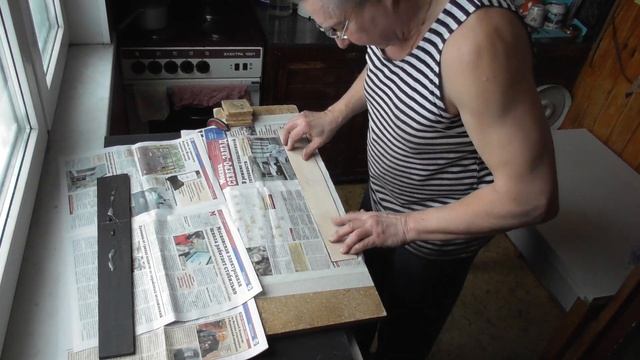 Приклеивание шпона под накладку на гриф на ЭДП(видео №739). смотреть онлайн