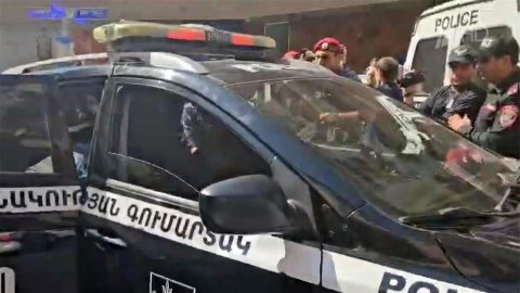 В Ереване на площади Республики происходят новые стычки между полицией и протестующими