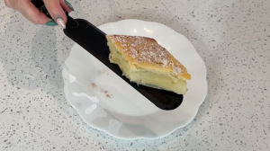 От этого пирога за уши не оттащишь. Просто тает во рту! Гости чуть не подрались за последний кусок