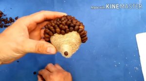 Осенняя поделка из простых материалов. Ежик из джута и кофейных зерен своими руками.