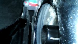 Левая опора переднего амортизатора Mazda CX-5, езда по грунтовой дороге.