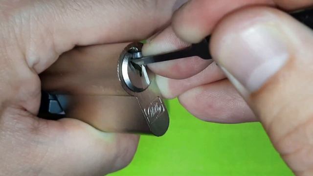 [ 125 ] КАК ВСКРЫВАЮТ ДВЕРНОЙ ЗАМОК door lock СЛЕСАРИ ПО АВАРИЙНОМУ ВСКРЫТИЮ смотреть онлайн