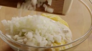Запеканка с курицей, рисом, сыром чеддер и сальса.