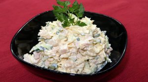 Быстрый вкусный салат с копчёной куриной грудкой и огурцом