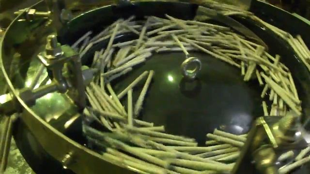 Автомат для сборки дюбеля с шурупом. смотреть онлайн