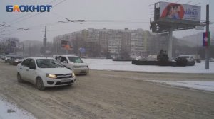 Нерасчищенные дороги и спешащие домой люди: показываем заснеженный Краснодар