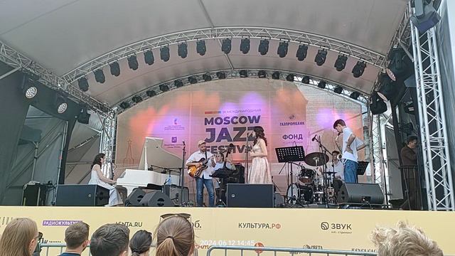 Паровозик из Ромашково. Дуэт Е. Петерс и Д. Хатамовой & Band live