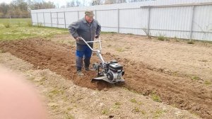 Мотокультиватор бензиновый Мобил К МКМ-2Р2-Б6.5 в работе - 1
