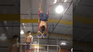 Спортивная гимнастика мальчика .кольца