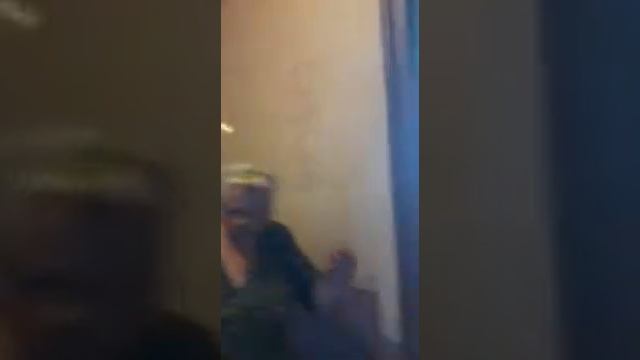 Незаконное вторжение путем угрозы взлома двери ,и оставление в опасном положении участаовым .