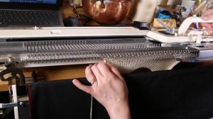 Цельновязанная не глубокая горловина при вязании снизу вверх на любой вязальной машине.