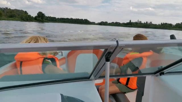 Катаемся на катере по реке. Юрка в шоке от скорости